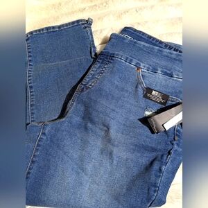 Women's  Blue Mid Rise Capri Pants